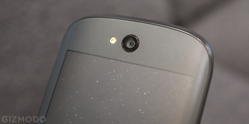 Illustration for article titled YotaPhone 2 Review: More Than a Gimmick, Less Than a Good Phone
